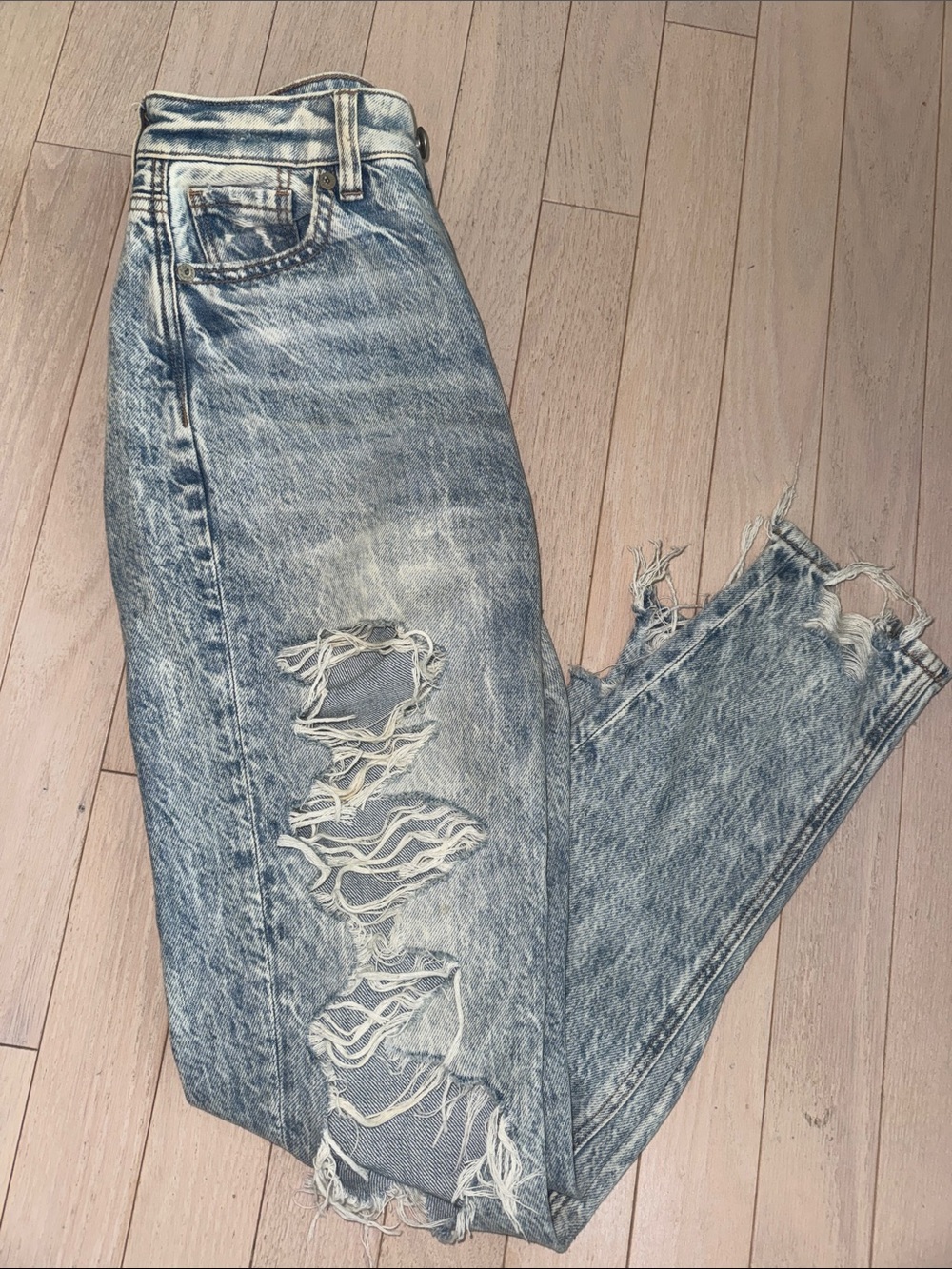 American Eagle Outfitters Women’s Light Blue Distressed Skinny Jeans